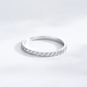 Minimalistischer S925 Sterlingsilber Ring mit feiner diagonaler Linientextur Oberfläche