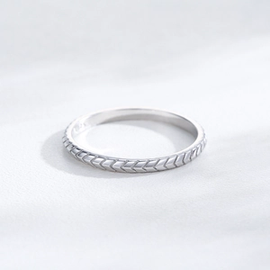 Minimalist S925 sterling silver arrow texture ring with a modern embossed metal finish