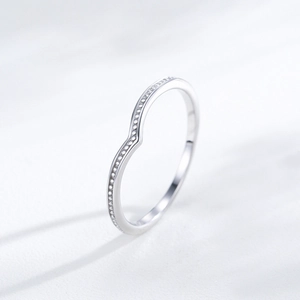 Bague en argent sterling S925 en forme de V sertie de zircons avec finition polie brillante