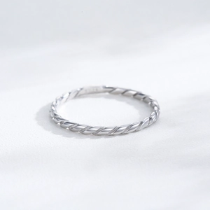 Elegant S925 sterling silver twist rope ring with polished finish and S925 hallmark