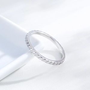 Minimalistischer S925 Sterlingsilber Ring mit eleganten diagonalen Texturen für Damen