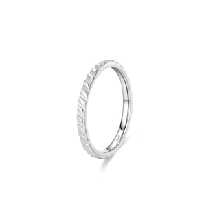 Minimalistischer Ring aus S925 Sterlingsilber mit schräger Textur auf weißem Hintergrund