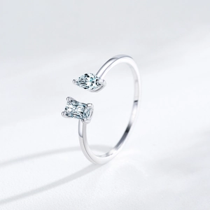 Bague réglable en argent 925 avec zircons de forme poire et rectangulaire sur fond blanc