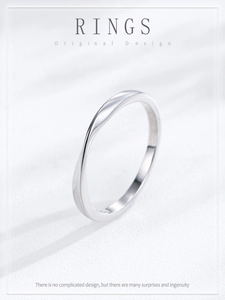 Gros plan sur la bague en argent massif S925 poli avec détail du poinçon de pureté