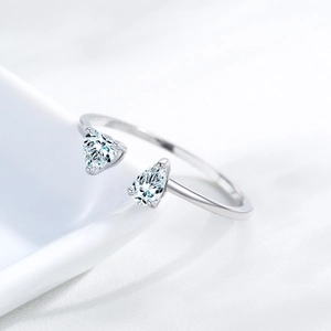 Bague ajustable en argent S925 avec zircons en forme de cœur sur céramique blanche