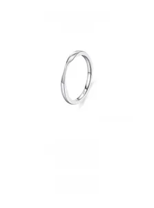 Détail macro de la bague en argent 925 montrant le poinçon S925 et le ruban poli design