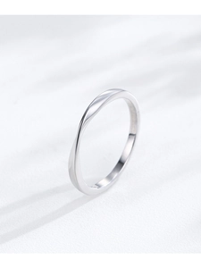 Détail de la bague ruban en argent 925 avec un design poli en forme de ruban de Mobius