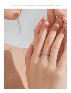Vue rapprochée d'une bague minimaliste en argent 925 avec un design de ruban poli