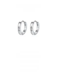 Détail des boucles d'oreilles étoile en argent sterling S925 avec finition polie et petit zircon