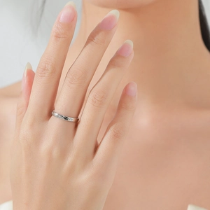 Elegant 925 sterling silver star ring featuring polished band and sparkling cubic zirconia