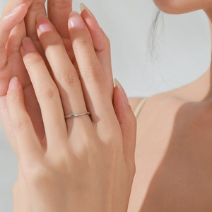 Bague ruban minimaliste en argent sterling 925 avec un design ondulé délicat au doigt