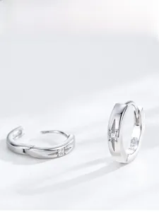 Détail de créoles en argent 925 avec étoiles gravées et pierre en oxyde de zirconium
