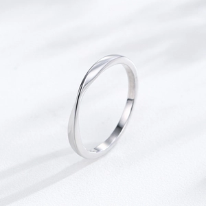 Bague ruban en argent sterling 925 avec design mobius minimaliste et finition polie chic