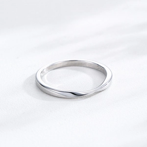 Bague ruban ondulé minimaliste en argent sterling 925 avec finition polie brillante