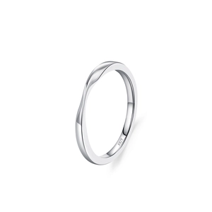 Bague élégante en argent sterling 925 forme ruban avec poinçon S925 sur fond blanc