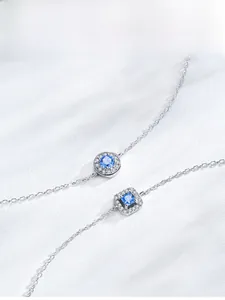 Vista macro dei bracciali in argento S925 con ciondoli in zirconia blu di forma quadrata