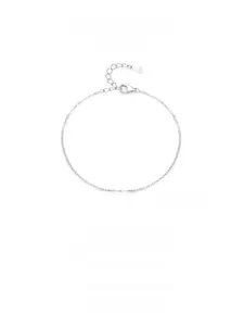 Vista dettagliata del bracciale in argento S925 con zaffiro blu e chiusura a moschettone