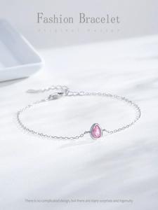 Gros plan du bracelet en argent S925 avec zircon rose en forme de poire et fermoir
