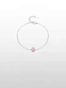 Vue macro d'une chaîne en argent S925 avec un pendentif goutte en zircon rose