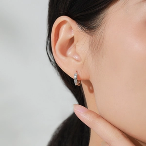 Créoles minimalistes en argent sterling 925 avec pierre de zircon pour un style élégant