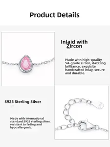 Détail du fermoir mousqueton en argent S925 et du zircon rose sur la chaîne fine