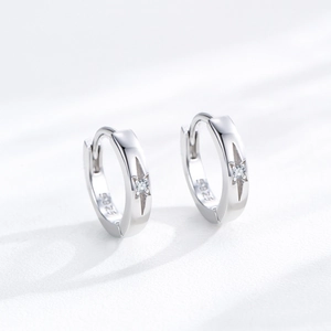 Créoles minimalistes en argent sterling S925 avec relief étoile et pierre zircon
