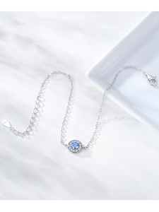 Dettaglio del bracciale in argento S925 con pendente in zaffiro blu e chiusura a moschettone