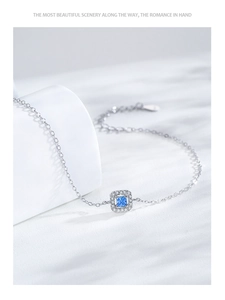 Dettaglio del bracciale in argento S925 con ciondolo quadrato di zaffiro blu brillante