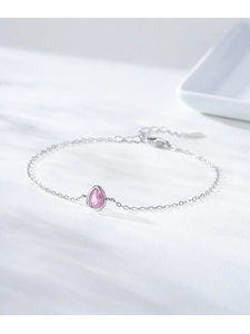 Détail du bracelet S925 en argent avec pierre de zircone rose en forme de goutte