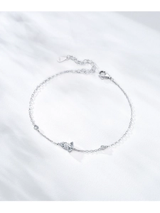 Detail view of S925 sterling silver chain featuring a heart-shaped cubic zirconia stone