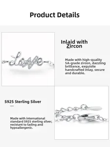 Macro détaillée du charm Love en argent S925 avec zircons 5A sertis et poinçon de métal