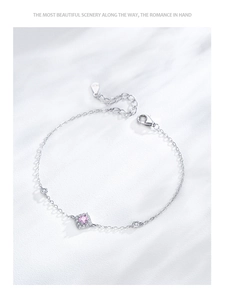 Détail macro du bracelet en argent S925 avec pierre carrée rose et halo de diamants
