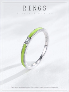 Makroaufnahme von S925 Sterlingsilber Ring mit neongrüner Emaille und Zirkonia Stein