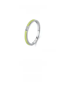 Detaillierte Makroaufnahme von S925 Sterlingsilber Ring mit grüner Emaille und Zirkon