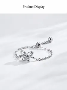 Detalle de anillo de plata S925 con lazo de circonita y cadena de eslabones ajustable