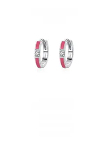 Dettaglio orecchino a cerchio in argento S925 con smalto rosa e pietra di zircone