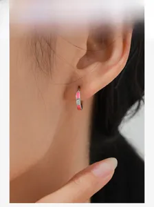Dettaglio di orecchini a cerchio in argento S925 con smalto rosa e zircone lucente