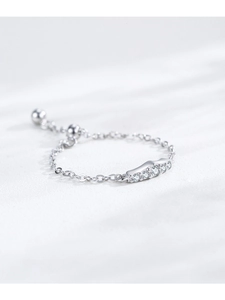 Detalle de anillo de cadena ajustable en plata S925 con cinco circonitas blancas