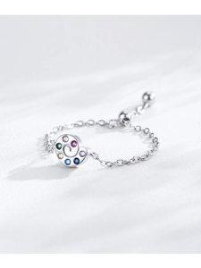 Primer plano de anillo de cadena plateado con colgante de espiral de circón multicolor