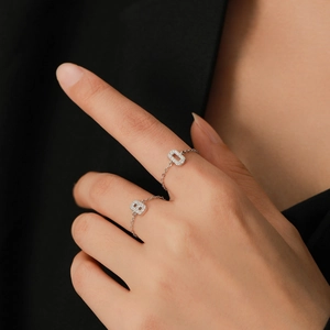 Anello a catena in argento S925 con doppi ciondoli rettangolari in pavé di diamanti