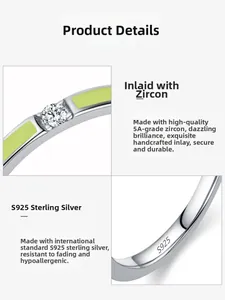 Makroansicht S925 Sterlingsilber Ring mit 5A Zirkonia Inlay und senfgrünem Emaille