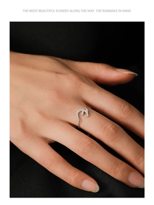 Dettaglio macro dell'anello in argento S925 con lettera araba e pavé di zirconi cubici