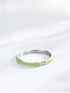Nahaufnahme eines S925-Silberrings mit grüner Emaille und kleinem Zirkonia-Stein