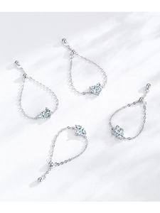 Detalle de anillos de cadena en plata de ley 925 con corazón y circonitas cúbicas