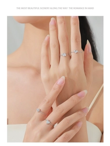 Detalle de cuatro finos anillos de cadena de plata S925 con circonitas de corazón