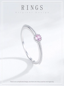Detail des S925 Silberrings mit Milgrain-Textur und einem rosa runden Zirkonstein