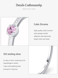 Nahaufnahme von rosa Zirkonia und S925 Silber Gravur auf dem süßen minimalistischen Ring