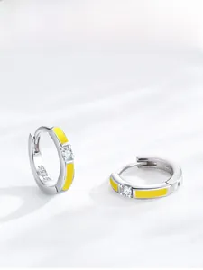 Detailansicht S925 Sterlingsilber Creolen mit gelber Emaille und zentralem Zirkonia Stein