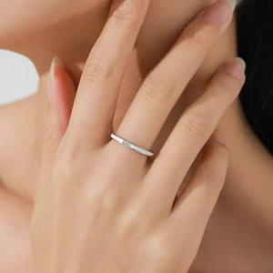 Elegant S925 sterling silver ring with white enamel and centered round diamond