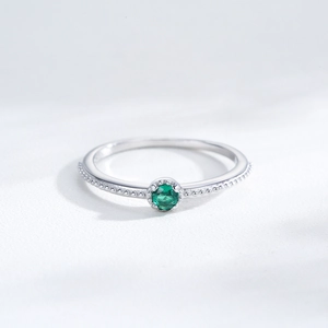 Elegant S925 sterling silver ring with emerald green gemstone and beaded edges